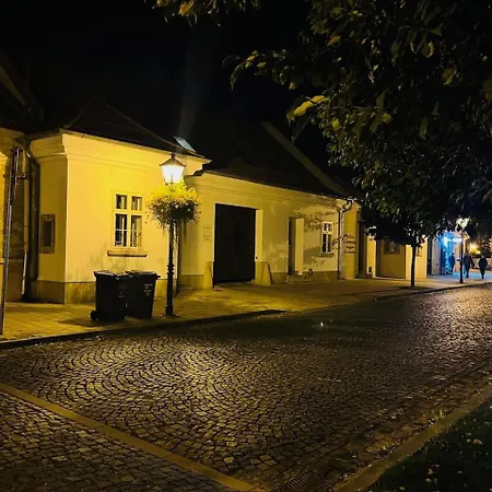 Main Square Amber *